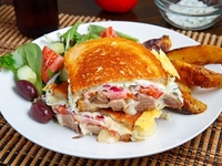 Горячий бутерброд с мясом и сыром