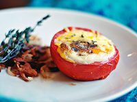 Яйца, запеченные в помидорах