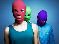 Pussy Riot: Участницы группы под проклятия сожгли портрет Путина