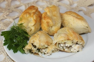 Как приготовить пирожки из слоеного теста с курицей