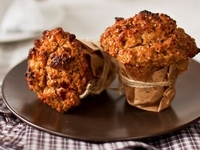 Маффины с яблоками и орехами на завтрак