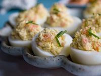 Фаршированные яйца с копченым лососем