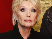 Звездные женщины и их юные поклонники