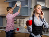 Милый, помой посуду: Почему лучше не просить мужчину о помощи