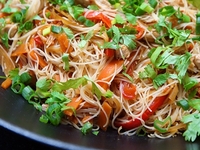 Рисовая вермишель с овощами и курицей