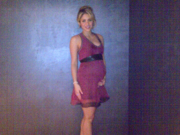 Шакира похвасталась беременным животиком