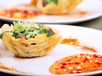 Салат из кальмаров в сырной корзинке