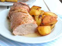 Запеченная свиная вырезка с картофелем
