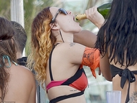 Старшая дочь Брюса Уиллиса и Деми Мур разделась на пляже