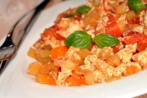 Как приготовить омлет с овощами на завтрак (ВИДЕО)