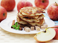 Оладьи с яблоками: ТОП-5 рецептов