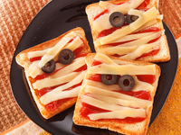 Рецепт на Хэллоуин: Тосты-мумии