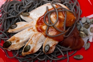 Как приготовить блюдо Рука мертвеца на Хэллоуин (ВИДЕО)