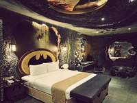 Комната в стиле Бэтмена с бэтмобилем в отеле Тайвани (7 фото)