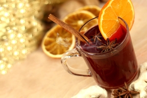 Как приготовить глинтвейн с фруктами и корицей (ВИДЕО)