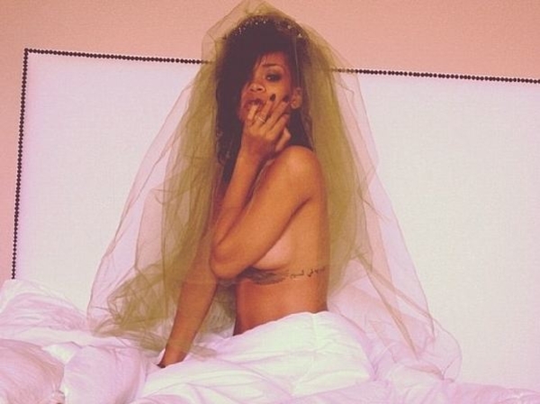 Рианна показала пикантный снимок