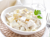 Салат из курицы, ананасов и сыра