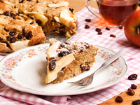 Яблочный пирог с изюмом и орехами