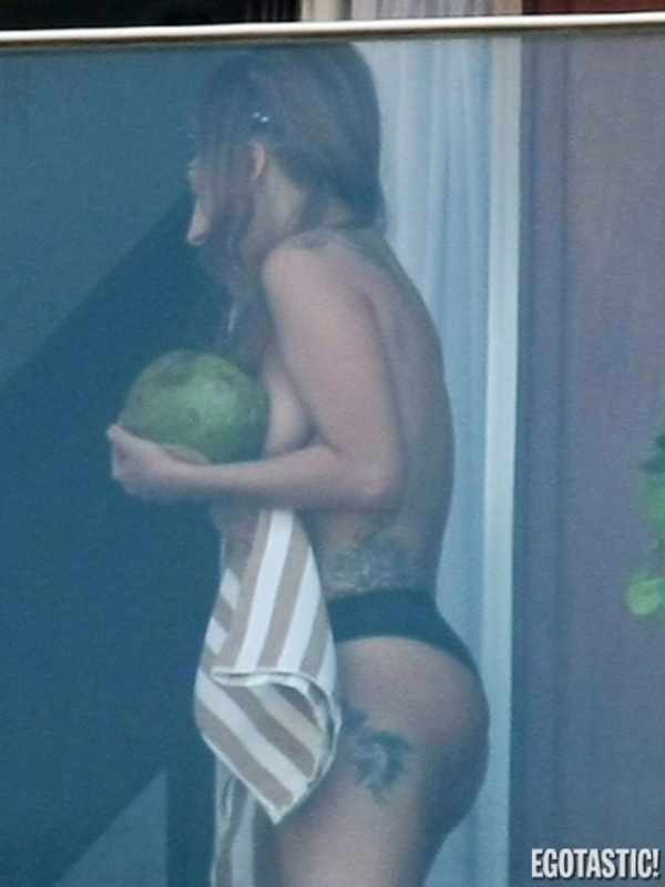 Lady GaGa прикрывает обнаженную грудь экзотическим фруктом