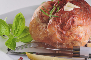 Как приготовить свиную лопатку, запеченную в рукаве (ВИДЕО)