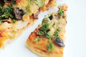 Как приготовить пиццу с курицей, грибами и маринованными огурцами