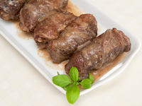 Пикантные рулетики из говядины