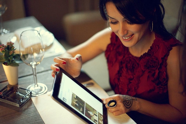 Тина Канделаки "подвинула" Джоли и примерила образ жены Брэда Питта