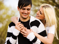 Почему красивые мужчины выбирают заурядных женщин