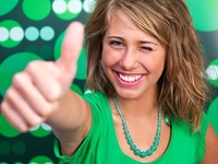 Жилье киевлянки, уставленное картинами, а не мебелью (ВИДЕО)