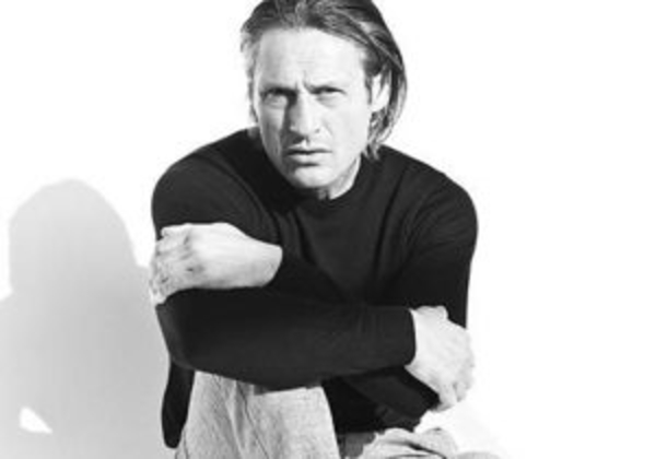 Британский укладчик ковролина стал моделью в 50 лет