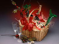 Как сделать новогоднюю подарочную корзину (ВИДЕО)