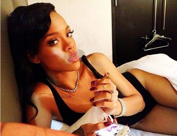 В Сеть попал постельный снимок Рианны