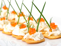 Новогодние рецепты: Крекеры с икрой и сливочным сыром