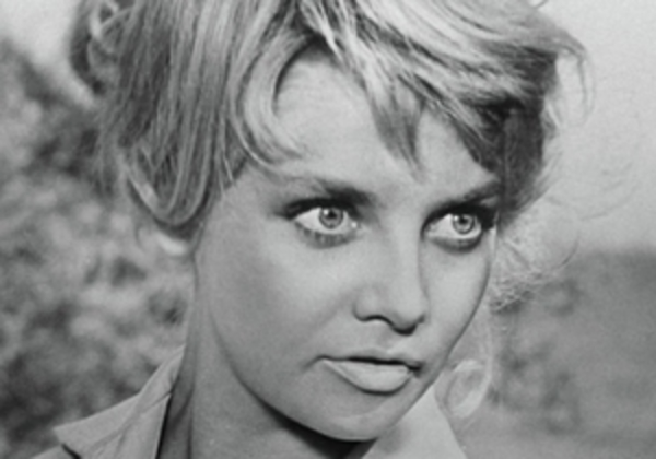 Актриса Кустинская остается в тяжелом состоянии