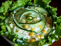 Новогодние рецепты: Салат из огурцов с кукурузой