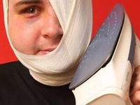 Идиот на хозяйстве: Помогая жене, мужчина сжег лицо утюгом