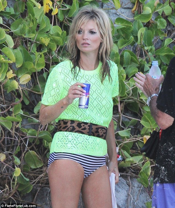 Кей Мосс снималась в купальнике, попивая энергетик