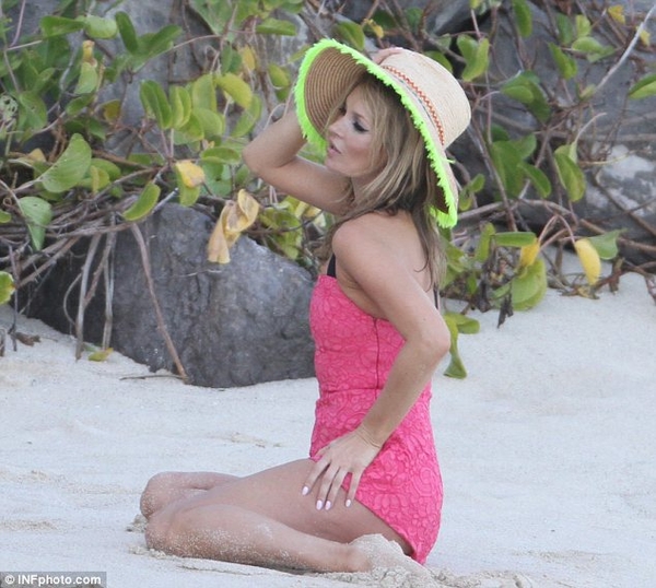 Кей Мосс снималась в купальнике, попивая энергетик