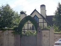 Дом мэра Одессы в Киеве: 700 кв. м и огромный забор (ФОТО)