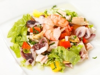 Салат из морепродуктов: ТОП-5 новогодних рецептов