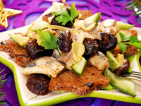 Новогодний салат с черносливом: ТОП-5 рецептов