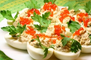 Как приготовить фаршированные яйца на Новый год (ВИДЕО)