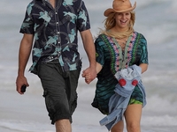 Джессика Симпсон пытается скрыть беременный живот на пляже