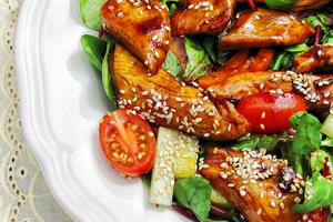 Как приготовить пряный салат из курицы (ВИДЕО)