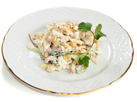 Новогодние рецепты: Салат из кальмаров с кукурузой