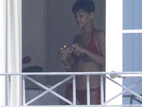 Голая Рианна переодевала купальник на глазах у папарацци