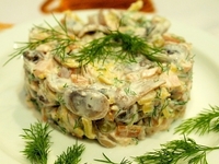 Салат из копченой курицы с шампиньонами