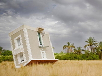 Француз построил перевернутый дом (ФОТО)