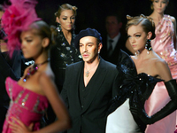 Dior начал свой показ в Париже словами критики в адрес Гальяно