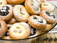 Ватрушки с творогом и изюмом